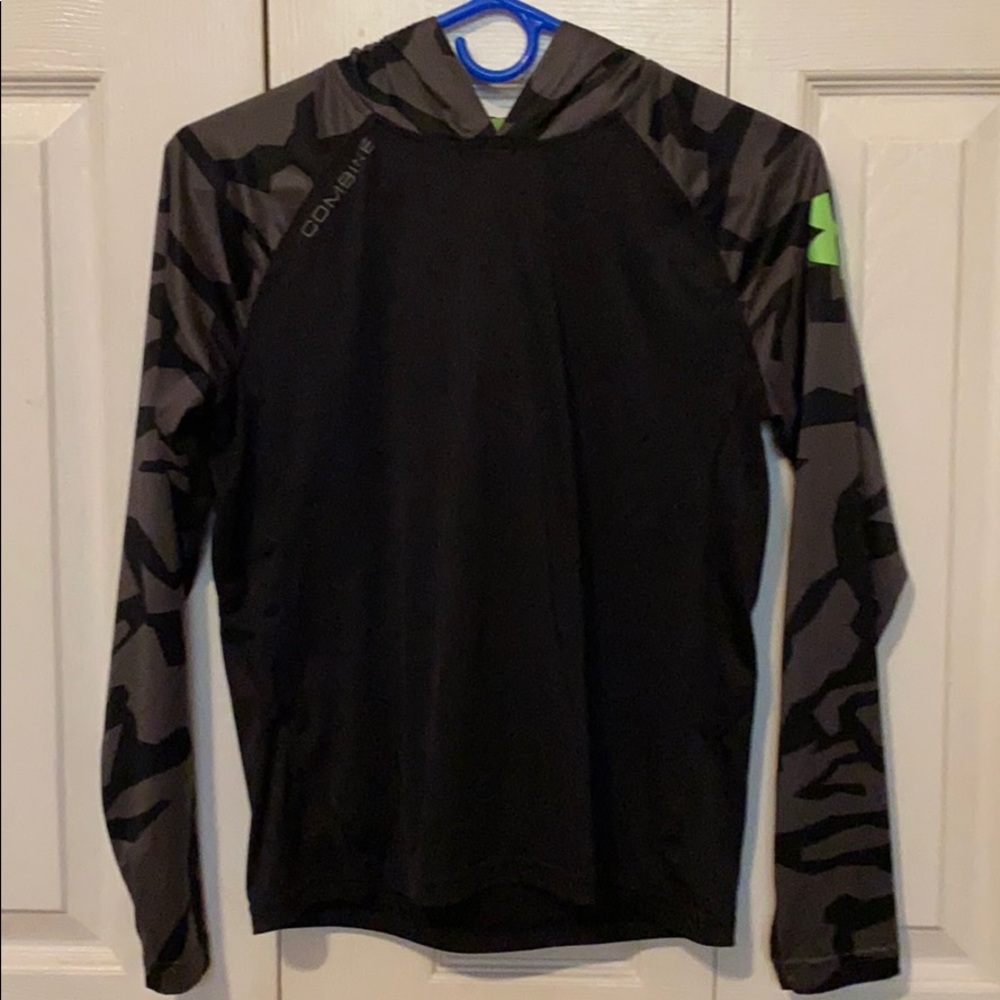 Boys under Armour cold gear long sleeve